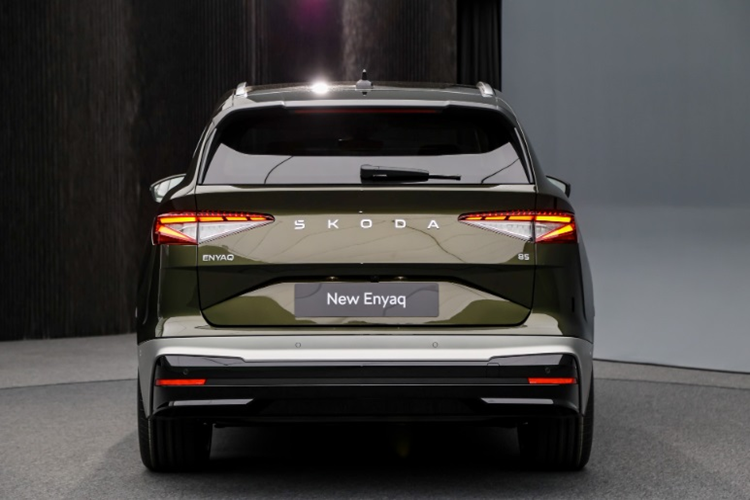 Ngoại trừ việc có vô lăng mới thì các tiện ích bên trong xe vẫn được giữ nguyên. Xe được trang bị: bảng đồng hồ kỹ thuật số, màn hình cảm ứng trung tâm 13 inch, ô ở cửa, túi đựng điện thoại sau ghế, dụng cụ cạo băng/đo độ mòn lốp và mã QR trong cốp xe.