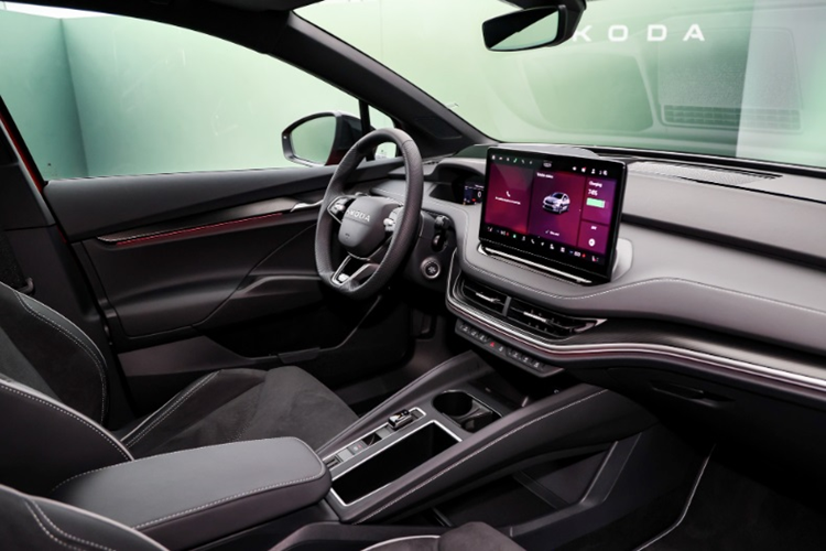 Enyaq 2025 vẫn sử dụng nền tảng khung gầm MEB nhưng đã được tinh chỉnh về pin và động cơ nên các phiên bản của xe đều có sức mạnh vượt trội hơn.