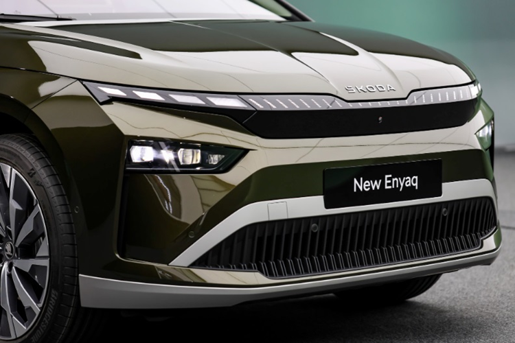 Có được điều này là nhờ vào việc hãng xe Séc đã tối ưu hóa thiết kế mui xe, hốc gió và khoảng cách giữa lưới tản nhiệt và cản trước. Đặc biệt, phiên bản Enyaq Coupe còn có hệ số cản gió chỉ 0,229. Về nội thất, bên trong khoang cabin của Enyaq 2025 không có nhiều thay đổi so với phiên bản trước.