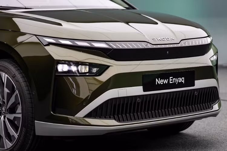 Có được điều này là nhờ vào việc hãng xe Séc đã tối ưu hóa thiết kế mui xe, hốc gió và khoảng cách giữa lưới tản nhiệt và cản trước. Đặc biệt, phiên bản Enyaq Coupe còn có hệ số cản gió chỉ 0,229. Về nội thất, bên trong khoang cabin của Enyaq 2025 không có nhiều thay đổi so với phiên bản trước.