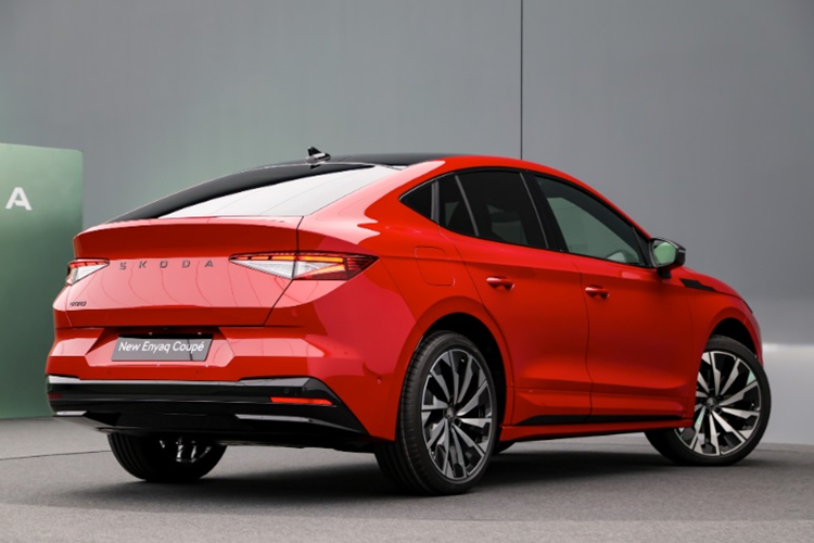 Cả ba phiên bản của xe đều được trang bị sạc nhanh, có thể sạc từ 10 - 80% trong 24 - 28 phút. Về trang bị an toàn, Skoda Enyaq 2025 được trang bị thêm một số tính năng hỗ trợ lái xe mới như: hỗ trợ đỗ xe từ xa và “đỗ xe đã được huấn luyện”.