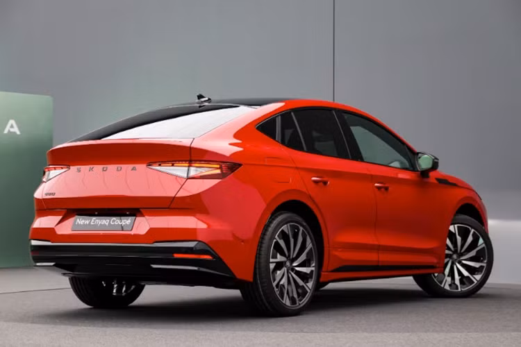 Cả ba phiên bản của xe đều được trang bị sạc nhanh, có thể sạc từ 10 - 80% trong 24 - 28 phút. Về trang bị an toàn, Skoda Enyaq 2025 được trang bị thêm một số tính năng hỗ trợ lái xe mới như: hỗ trợ đỗ xe từ xa và “đỗ xe đã được huấn luyện”.