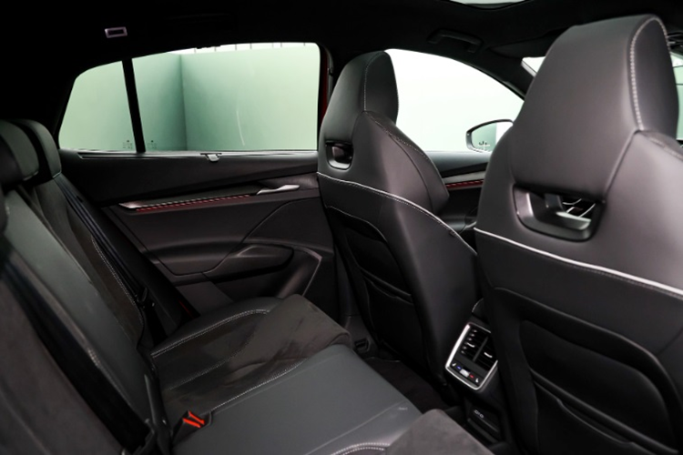 Phiên bản Enyaq 60 (pin 63 kWh) có công suất 201 mã lực và mô-men xoắn 309 Nm, cho phép xe tăng tốc từ 0 - 100 km/h trong 8,1 giây, tốc độ tối đa đạt 160 km/h và phạm vi hoạt động là 431 km. Bản Enyaq 85 RWD (pin 82 kWh) sở hữu công suất lên đến 282 mã lực và mô-men xoắn 544 Nm, tăng tốc từ 0 - 100 km/h chỉ trong 6,7 giây.