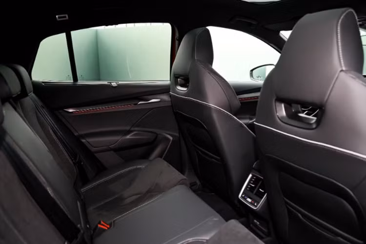 Phiên bản Enyaq 60 (pin 63 kWh) có công suất 201 mã lực và mô-men xoắn 309 Nm, cho phép xe tăng tốc từ 0 - 100 km/h trong 8,1 giây, tốc độ tối đa đạt 160 km/h và phạm vi hoạt động là 431 km. Bản Enyaq 85 RWD (pin 82 kWh) sở hữu công suất lên đến 282 mã lực và mô-men xoắn 544 Nm, tăng tốc từ 0 - 100 km/h chỉ trong 6,7 giây.