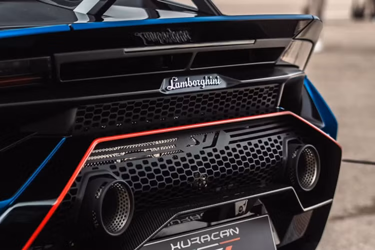 Cánh gió kích thước lớn được điều chỉnh nghiêng thêm 3°, giúp tăng khả năng khí động học thêm 10% trong khi vẫn giữ cho xe cân bằng hoàn hảo khi vận hành trong trường đua. 