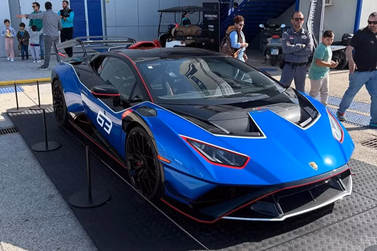 Trái với mong đợi của nhiều người, Lamborghini Huracan STJ chỉ là bản nâng cấp nhẹ của Huracan STO, thay vì một phiên bản sở hữu nhiều công nghệ từ mẫu xe đua Huracan Super Trofeo EVO2. 