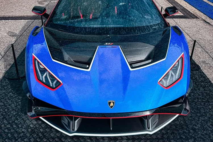 Cản trước được bổ sung 2 cánh gió phụ bằng sợi carbon tương tự Huracan STO SC 10° Anniversario. Phiên bản đặc biệt này chỉ có 2 lựa chọn ngoại thất xanh Blu Eliadi hoặc xám Grigio Telesto, đi kèm phần mui màu đen Nero Noctis. 