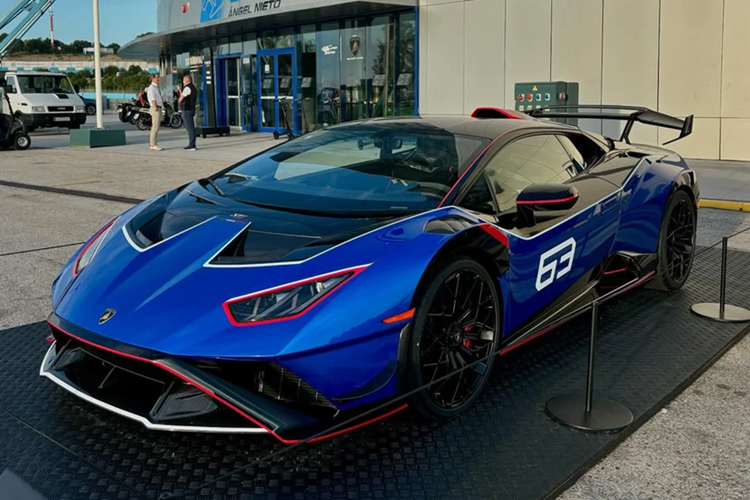 Được trình làng vào tháng 4/2024, Lamborghini Huracan STJ đặc biệt là phiên bản cuối cùng của siêu xe Huracan trước khi bị thay thế bởi siêu xe hybrid Temerario. 