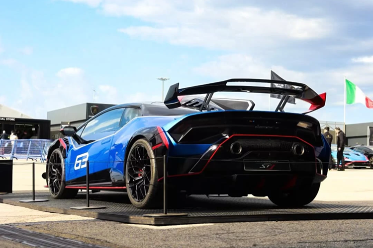 Đi kèm với động cơ này là hộp số ly hợp kép 7 cấp LDF (Lamborghini Doppia Frizione) và hệ dẫn động cầu sau. Tuy sở hữu cấu hình tương tự, Huracan STJ lại có thành tích tốt hơn Huracan STO 1 giây tại trường đua Nardò (Italy). 