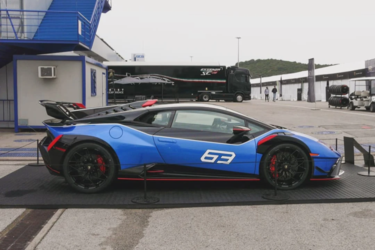 Đặc biệt hơn, chiếc Huracan STJ thực tế con được mang số đeo 63, con số quen thuộc trên những biến thể đặc biệt nhằm tri ân năm thành lập thương hiệu 1963. Không rõ khách hàng có thể cá nhân hóa số đeo bên thân xe hay không. 