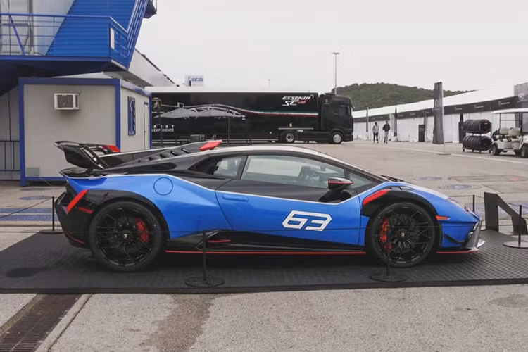 Đặc biệt hơn, chiếc Huracan STJ thực tế con được mang số đeo 63, con số quen thuộc trên những biến thể đặc biệt nhằm tri ân năm thành lập thương hiệu 1963. Không rõ khách hàng có thể cá nhân hóa số đeo bên thân xe hay không. 