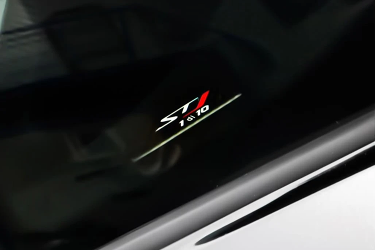 Siêu xe Lamborghini Huracan STJ là mẫu xe cuối cùng sử dụng động cơ V10 hút khí tự nhiên của Lamborghini, vẫn sản sinh công suất tối đa 640 mã lực và mô-men xoắn cực đại 565 Nm. 