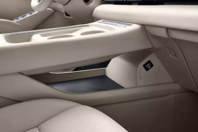 Ngoài ra, có 28 không gian lưu trữ trong toàn bộ nội thất. Thể tích cốp xe tiêu chuẩn là 540 L và có thể mở rộng lên đến 1366 L.