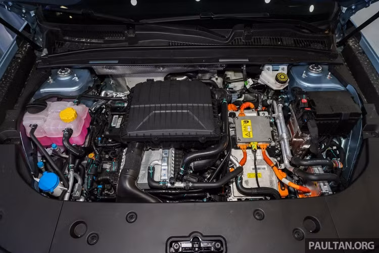 Jaecoo J7 PHEV cũng được trang bị các tính năng an toàn chủ động ADAS như cảnh báo tiền va chạm, tự động phanh tránh va chạm, cảnh báo điểm mù, hỗ trợ giữ làn đường và cảnh báo chuyển làn, camera toàn cảnh, điều khiển hành trình thích ứng, đèn pha thích ứng thông minh, 10 túi khí…