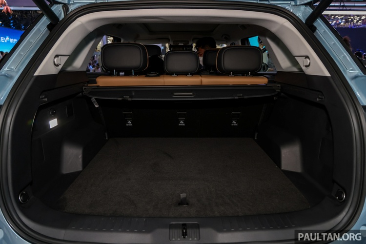 Với khối pin tích hợp, Jaecoo J7 PHEV có thể di chuyển quãng đường thuần điện lên đến 88 km. Trong khi vận hành ở chế độ Hybrid kết hợp động cơ xăng &amp; điện, Jaecoo J7 PHEV có thể di chuyển lên đến 1.200 km với một bình nhiên liệu.