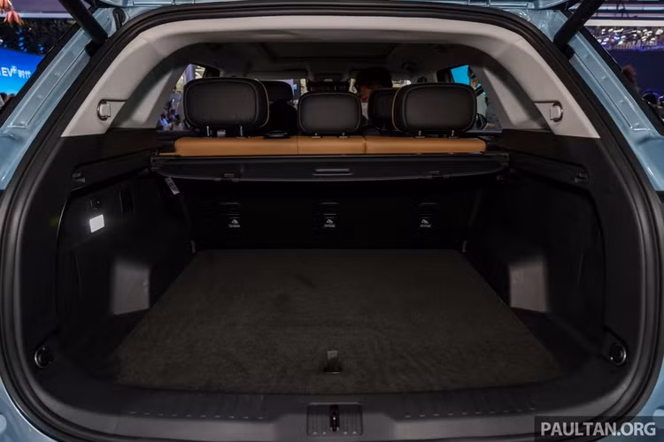 Với khối pin tích hợp, Jaecoo J7 PHEV có thể di chuyển quãng đường thuần điện lên đến 88 km. Trong khi vận hành ở chế độ Hybrid kết hợp động cơ xăng &amp; điện, Jaecoo J7 PHEV có thể di chuyển lên đến 1.200 km với một bình nhiên liệu.