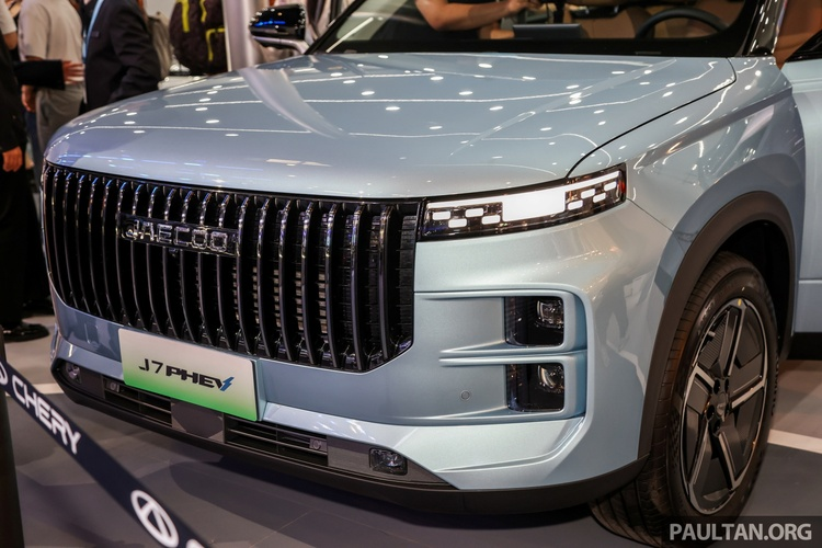 Thiết kế Jaecoo J7 PHEV 2025 mới theo phong cách hiện đại, đậm chất SUV thể thao đa dụng với các đường nét vuông vức, nam tính. Cụm đèn pha có thiết kế LED Projector chia thành 2 tầng khá hợp thời.