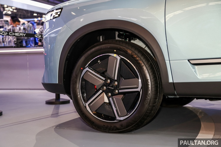 Trong khi nội thất thiết kế theo lối thực dụng, tinh giản các nút điều khiển và tối ưu không gian bên trong. Trung tâm bảng táp lô là màn hình cảm ứng 14,8 inch tích hợp Apple CarPlay và Android Auto, đi kèm hệ thống âm thanh 8 loa. Trong khi sau vô lăng cũng là màn hình kỹ thuật số 10,25 inch.