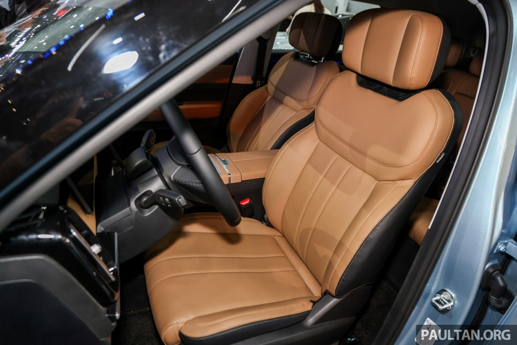 Công nghệ Super Hybrid System (SHS) trên Jaecoo J7 PHEV sẽ tự động chuyển đổi giữa hai nguồn cung cấp sức mạnh tùy theo điều kiện vận hành, sử dụng động cơ điện ở tốc độ thấp và động cơ xăng khi cần tăng tốc hoặc di chuyển ở tốc độ cao.