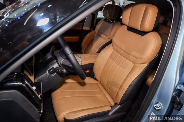 Công nghệ Super Hybrid System (SHS) trên Jaecoo J7 PHEV sẽ tự động chuyển đổi giữa hai nguồn cung cấp sức mạnh tùy theo điều kiện vận hành, sử dụng động cơ điện ở tốc độ thấp và động cơ xăng khi cần tăng tốc hoặc di chuyển ở tốc độ cao.