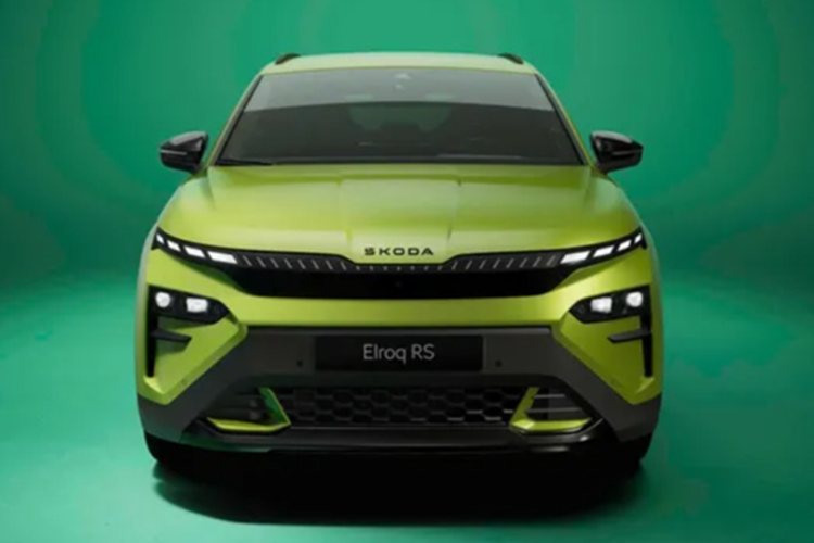 Về nội thất, các chi tiết bên trong SUV điện Skoda Elroq vRS 2025 được làm từ chất liệu vi sợi Suedia. Xe có ghế thể thao ôm sát người, tích hợp chức năng massage, cùng vô-lăng bọc da đục lỗ và nhiều chi tiết vân carbon càng làm tăng thêm vẻ cao cấp cho xe.