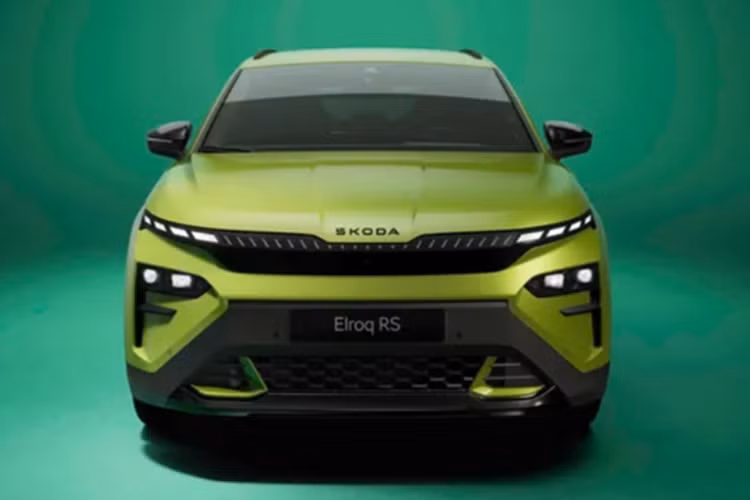 Về nội thất, các chi tiết bên trong SUV điện Skoda Elroq vRS 2025 được làm từ chất liệu vi sợi Suedia. Xe có ghế thể thao ôm sát người, tích hợp chức năng massage, cùng vô-lăng bọc da đục lỗ và nhiều chi tiết vân carbon càng làm tăng thêm vẻ cao cấp cho xe.