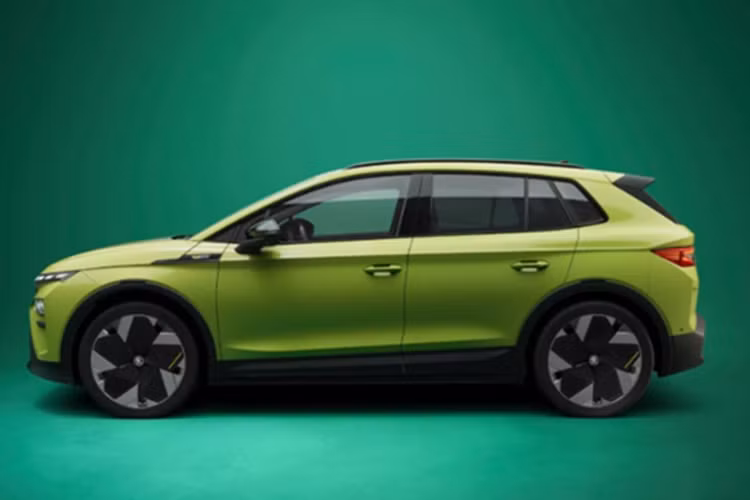 Skoda Elroq vRS được phát triển dựa trên nền tảng MEB chia sẻ với Volkswagen ID.4. Cung cấp sức mạnh cho Elroq vRS là hai mô-tơ điện với hệ dẫn động bốn bánh toàn thời gian (AWD), cho công suất lên tới 335 mã lực.
