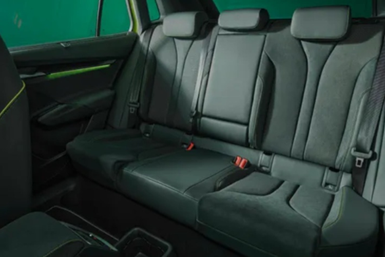 Dù tầm hoạt động này thấp hơn khoảng 32 km so với phiên bản Elroq Edition 85 (dẫn động cầu sau), nhưng việc sử dụng hệ thống dẫn động hai mô-tơ đã mang lại một trải nghiệm lái ấn tượng hơn nhiều.