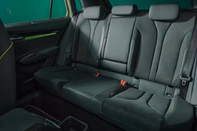 Dù tầm hoạt động này thấp hơn khoảng 32 km so với phiên bản Elroq Edition 85 (dẫn động cầu sau), nhưng việc sử dụng hệ thống dẫn động hai mô-tơ đã mang lại một trải nghiệm lái ấn tượng hơn nhiều.