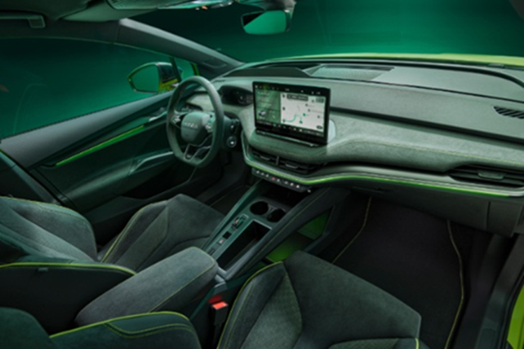 Nhờ đó, Elroq vRS chỉ mất 5,4 giây để tăng tốc từ 0 lên 100 km/h, nhanh hơn cả Enyaq vRS (5,5 giây) vốn từng là mẫu xe thương mại có khả năng tăng tốc tốt nhất của Skoda. Skoda Elroq vRS được trang bị bộ pin 79 kWh, cho tầm hoạt động lên tới 547 km theo chuẩn WLTP.