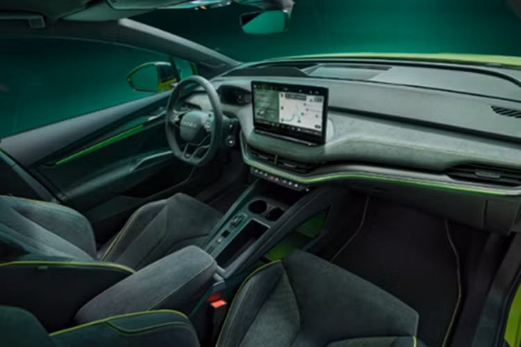 Nhờ đó, Elroq vRS chỉ mất 5,4 giây để tăng tốc từ 0 lên 100 km/h, nhanh hơn cả Enyaq vRS (5,5 giây) vốn từng là mẫu xe thương mại có khả năng tăng tốc tốt nhất của Skoda. Skoda Elroq vRS được trang bị bộ pin 79 kWh, cho tầm hoạt động lên tới 547 km theo chuẩn WLTP.