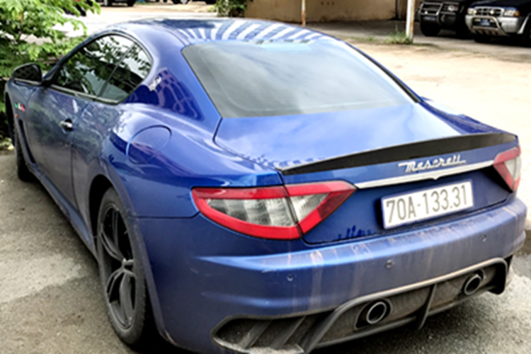Chiếc Maserati GranTurismo MC Stradale hàng hiếm này được phân phối chính hãng đầu tiên tại Việt Nam với mức giá bán khoảng 9,2 tỷ đồng. Lúc mới về nước, chiếc xe mang biển số khá đẹp "tứ quý" 8.