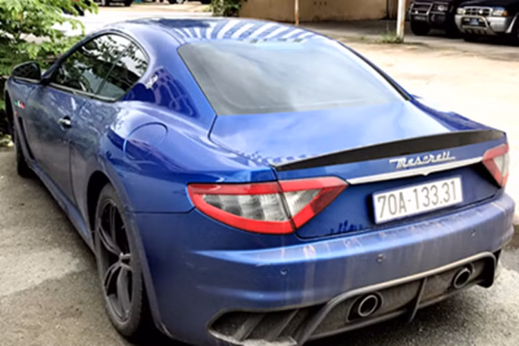 Chiếc Maserati GranTurismo MC Stradale hàng hiếm này được phân phối chính hãng đầu tiên tại Việt Nam với mức giá bán khoảng 9,2 tỷ đồng. Lúc mới về nước, chiếc xe mang biển số khá đẹp "tứ quý" 8.