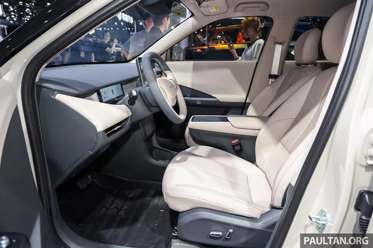 Khoang nội thất của Nammi 06 được thiết kế tối giản với màn hình cảm ứng trung tâm 12,8 inch, bảng đồng hồ kỹ thuật số 8,8 inch, cần số dạng cột đặt sau vô lăng hai chấu hai tông màu, hệ thống âm thanh 6 loa và sạc điện thoại không dây 50 W.