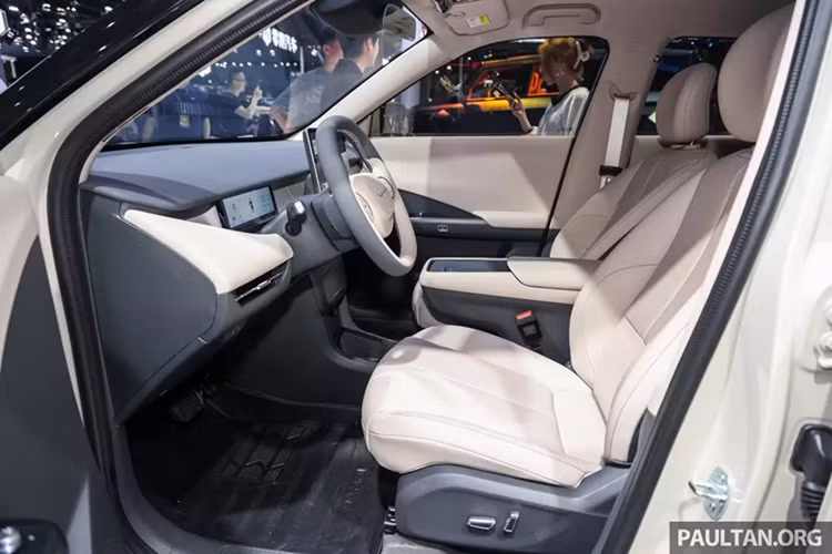 Khoang nội thất của Nammi 06 được thiết kế tối giản với màn hình cảm ứng trung tâm 12,8 inch, bảng đồng hồ kỹ thuật số 8,8 inch, cần số dạng cột đặt sau vô lăng hai chấu hai tông màu, hệ thống âm thanh 6 loa và sạc điện thoại không dây 50 W.