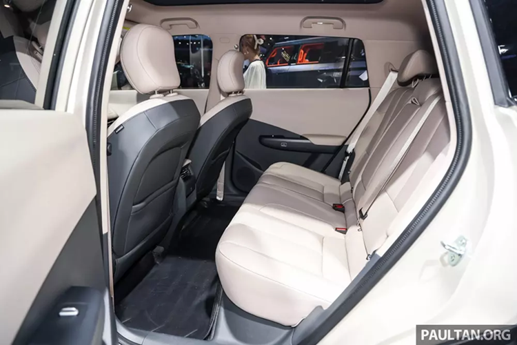 Giá để ly dạng ẩn, cửa sổ trời toàn cảnh, đèn viền nội thất 128 màu và hai hàng ghế có thể gập phẳng một chạm, tạo thành giường nằm cho hành khách cũng được trang bị cho xe. Ở các phiên bản cao cấp, xe còn có ghế tích hợp sưởi, làm mát và massage. Nammi 06 được trang bị 1 mô-tơ điện đặt phía trước với công suất tối đa 184 mã lực.