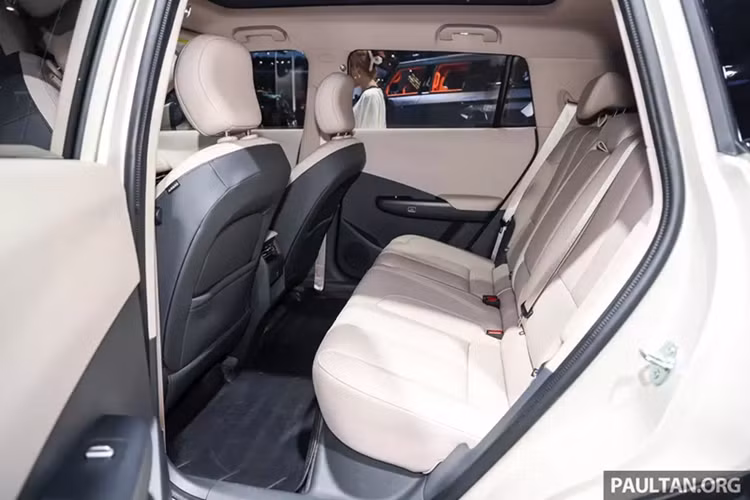 Giá để ly dạng ẩn, cửa sổ trời toàn cảnh, đèn viền nội thất 128 màu và hai hàng ghế có thể gập phẳng một chạm, tạo thành giường nằm cho hành khách cũng được trang bị cho xe. Ở các phiên bản cao cấp, xe còn có ghế tích hợp sưởi, làm mát và massage. Nammi 06 được trang bị 1 mô-tơ điện đặt phía trước với công suất tối đa 184 mã lực.