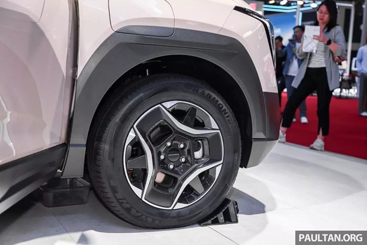 Mẫu ô tô điện Trung Quốc này sở hữu phần đầu xe vuông vức, lưới tản nhiệt đóng kín, cụm đèn pha tích hợp đèn LED định vị ban ngày hình số 7, gương chiếu hậu nằm trên cột A, hốc bánh xe lớn và mâm hợp kim 17 inch. Tấm bảo vệ gầm màu bạc và các hốc hút gió hình chữ nhật màu đen tạo nên vẻ ngoài mang đậm chất SUV cho mẫu ô tô điện này.