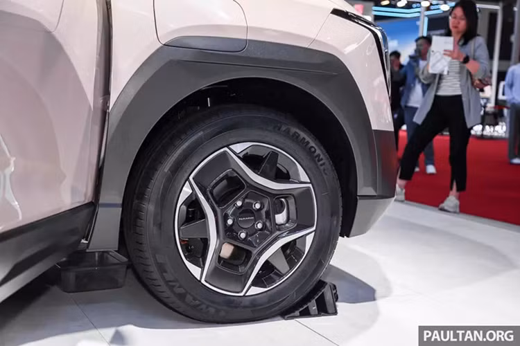 Mẫu ô tô điện Trung Quốc này sở hữu phần đầu xe vuông vức, lưới tản nhiệt đóng kín, cụm đèn pha tích hợp đèn LED định vị ban ngày hình số 7, gương chiếu hậu nằm trên cột A, hốc bánh xe lớn và mâm hợp kim 17 inch. Tấm bảo vệ gầm màu bạc và các hốc hút gió hình chữ nhật màu đen tạo nên vẻ ngoài mang đậm chất SUV cho mẫu ô tô điện này.