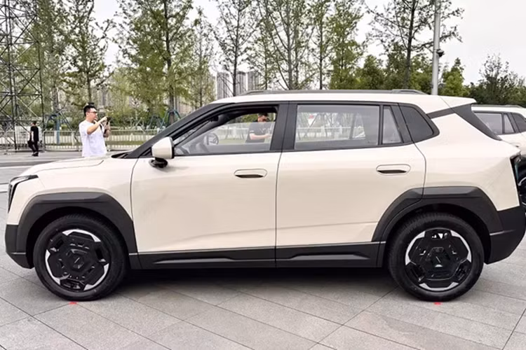 Đặc biệt, xe còn được trang bị cửa cốp sau tách đôi, mở lên trên và xuống dưới. Nửa dưới của cửa cốp có thể chịu tải lên đến 150 kg, phù hợp cho các hoạt động ngoài trời. Cụm đèn hậu của Nammi 06 có thiết kế hình chữ "n", kết hợp các phần tử dạng ma trận điểm ảnh. 