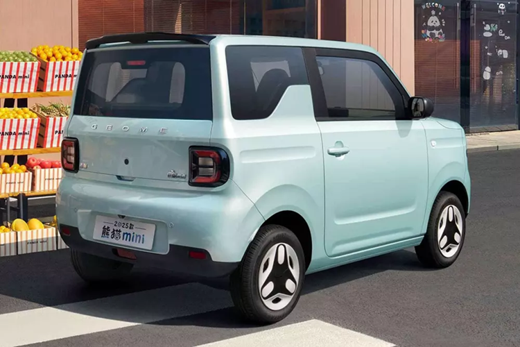 Tại đây, xe vẫn giữ cặp đèn pha tròn cỡ lớn nhưng giờ đây được nối với nhau bằng một dải màu đen chạy ngang qua cổng sạc. Trên dải đen này gắn logo “Geome”, viết tắt của thương hiệu Geometry nay đã được sáp nhập vào với Geely. Thiết kế cản trước cũng được làm lại theo phong cách đơn giản hơn với các góc bo hình viên thuốc.