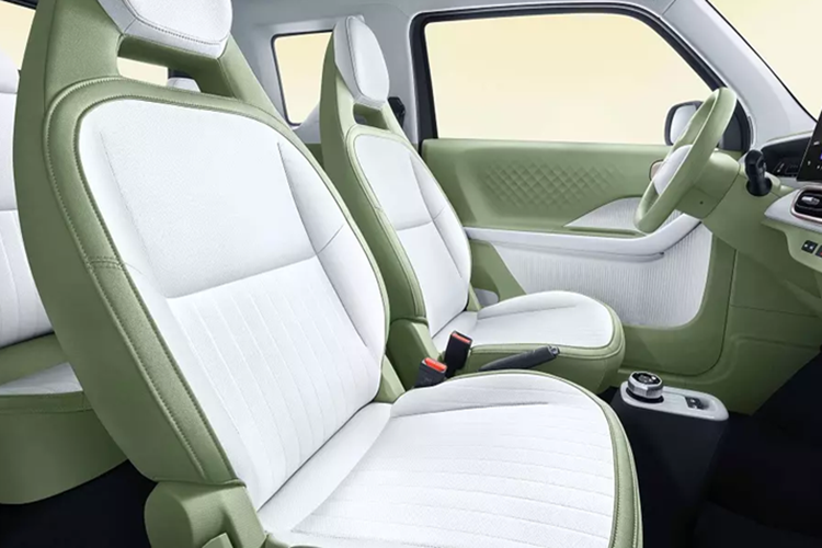 Tuy nhiên, điều này cũng chỉ nâng tổng số túi khí của xe lên 2. Ngoài ra, xe còn được bổ sung hệ thống cân bằng điện tử ESP và hỗ trợ khởi hành ngang dốc. Tuy nhiên, Geely Panda Mini vẫn thiếu vắng các hệ thống hỗ trợ lái như phanh khẩn cấp tự động.