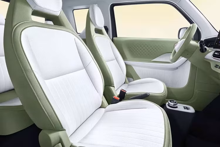 Tuy nhiên, điều này cũng chỉ nâng tổng số túi khí của xe lên 2. Ngoài ra, xe còn được bổ sung hệ thống cân bằng điện tử ESP và hỗ trợ khởi hành ngang dốc. Tuy nhiên, Geely Panda Mini vẫn thiếu vắng các hệ thống hỗ trợ lái như phanh khẩn cấp tự động.