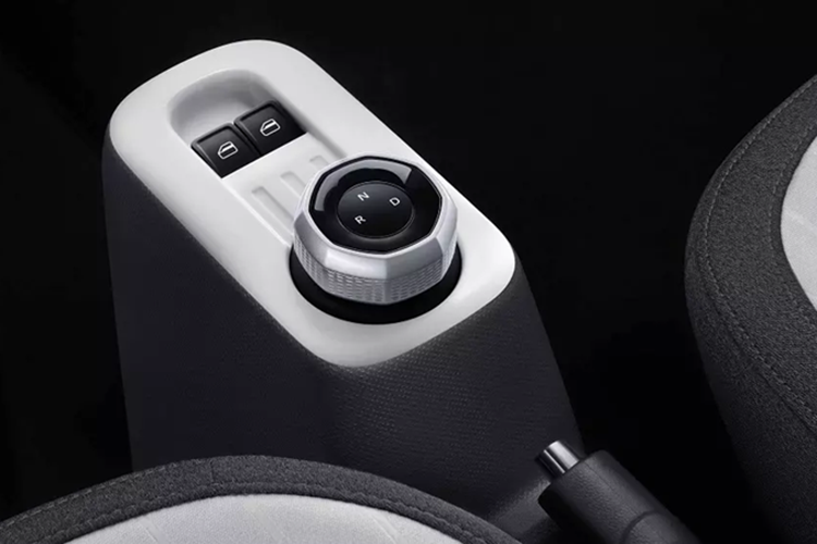 Đáng ngạc nhiên là xe tiếp tục sử dụng pin LFP với dung lượng chỉ 9,61 kWh, cung cấp phạm vi hoạt động chỉ 120 km theo tiêu chuẩn CLTC vốn rất dễ dãi tại Trung Quốc.