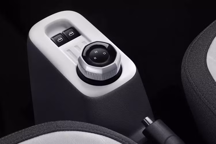 Đáng ngạc nhiên là xe tiếp tục sử dụng pin LFP với dung lượng chỉ 9,61 kWh, cung cấp phạm vi hoạt động chỉ 120 km theo tiêu chuẩn CLTC vốn rất dễ dãi tại Trung Quốc.