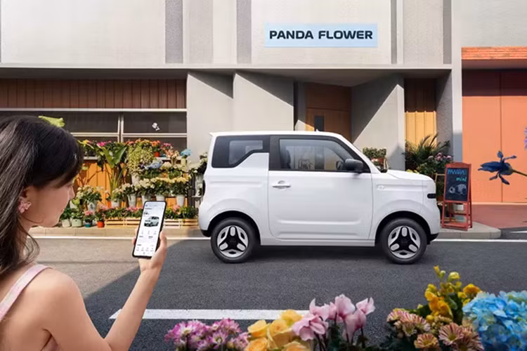 Điểm cộng là phiên bản pin lớn hơn hỗ trợ sạc nhanh DC 22 kW, cho phép sạc từ 30% lên 80% chỉ trong vòng 30 phút. Ngoài ra, xe cũng hỗ trợ sạc chậm AC 3,3 kW, giúp rút ngắn thời gian sạc từ 20% lên 100% xuống còn khoảng 5 giờ với pin 9,61 kWh và 4,5 giờ với pin 17,03 kWh.