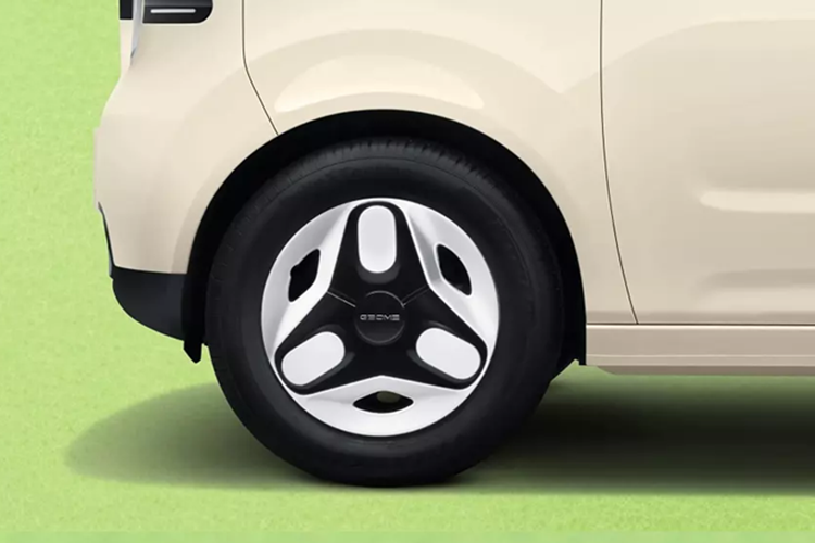 Kiểu thiết kế này cũng xuất hiện ở phía sau xe, tạo sự tương đồng cho mẫu ô tô điện Trung Quốc. Thêm vào đó là bộ mâm 13 inch với ốp mới. Khoang nội thất của Geely Panda Mini 2025 được làm mới toàn diện với bảng táp-lô, tapi cửa và vô-lăng hai chấu thiết kế hiện đại hơn. Bên cạnh đó là các cửa gió điều hòa hình viên thuốc giống như ngoại thất.