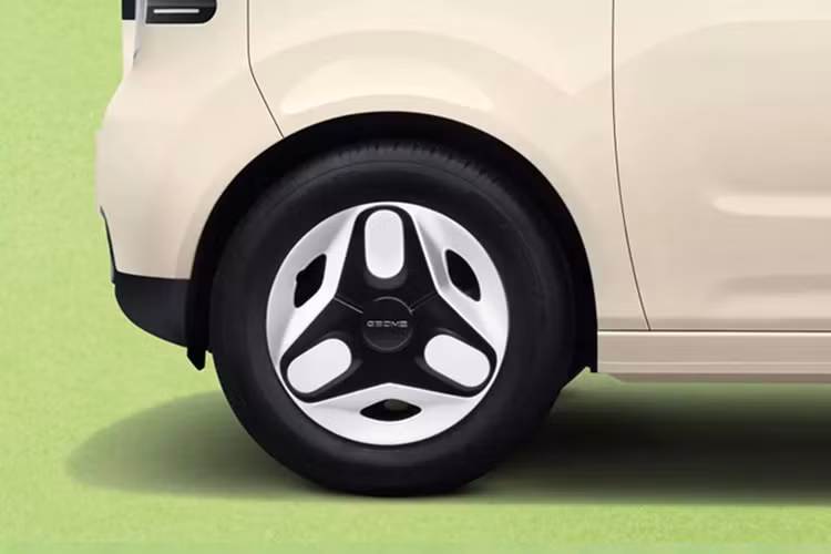 Kiểu thiết kế này cũng xuất hiện ở phía sau xe, tạo sự tương đồng cho mẫu ô tô điện Trung Quốc. Thêm vào đó là bộ mâm 13 inch với ốp mới. Khoang nội thất của Geely Panda Mini 2025 được làm mới toàn diện với bảng táp-lô, tapi cửa và vô-lăng hai chấu thiết kế hiện đại hơn. Bên cạnh đó là các cửa gió điều hòa hình viên thuốc giống như ngoại thất.