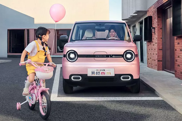 Mẫu xe điện đô thị 4 chỗ nhỏ gọn, cạnh tranh trực tiếp với các đối thủ như Wuling Hongguang Mini EV và Wuling Air EV, giờ đây có thiết kế dễ thương hơn cùng với một số nâng cấp rất cần thiết về an toàn. Thay đổi đáng chú ý nhất của Geely Panda Mini 2025 mới nằm ở phần đầu xe.