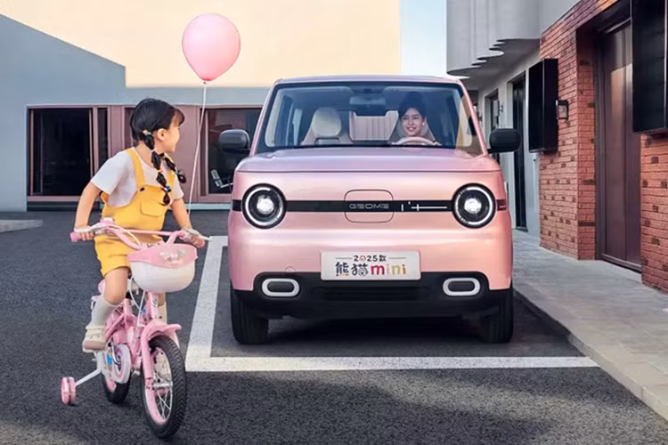 Mẫu xe điện đô thị 4 chỗ nhỏ gọn, cạnh tranh trực tiếp với các đối thủ như Wuling Hongguang Mini EV và Wuling Air EV, giờ đây có thiết kế dễ thương hơn cùng với một số nâng cấp rất cần thiết về an toàn. Thay đổi đáng chú ý nhất của Geely Panda Mini 2025 mới nằm ở phần đầu xe.
